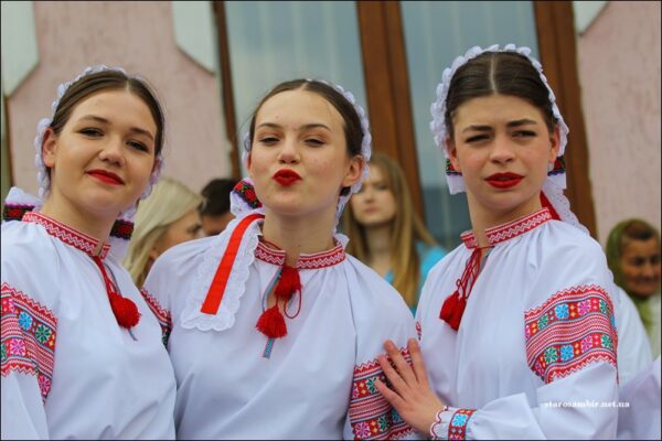жінки у національному одязі