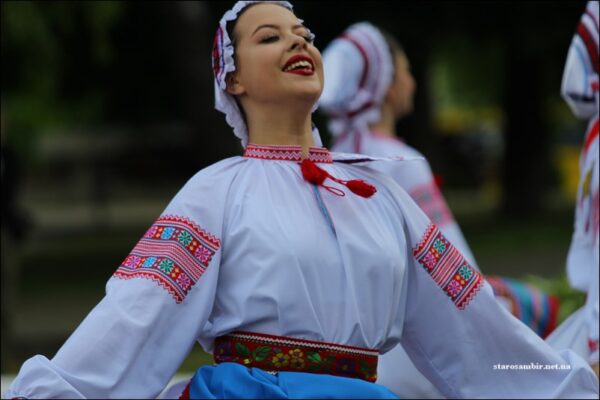 жінки у національному одязі