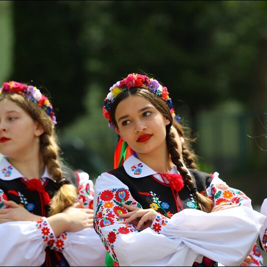 жінки у національному одязі