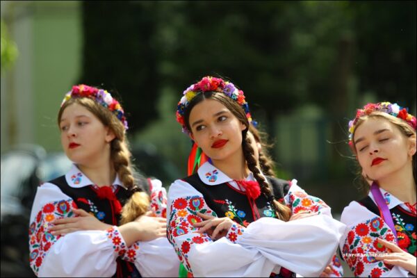 жінки у національному одязі